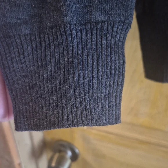 Old Navy Gray V-Neck Sweater Classic Knit Design Mens Size Large Coastal Staple - Picture 5 of 7
